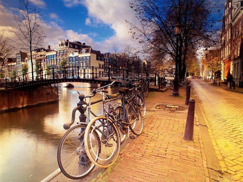 Amsterdam-Olanda-viale-e-biciclette