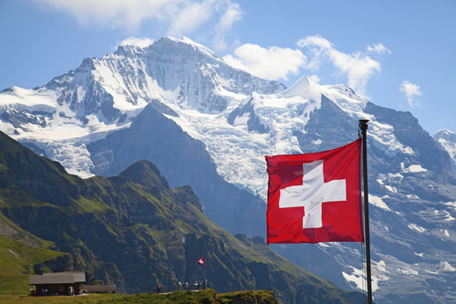 svizzera-bandiera-e-montagne