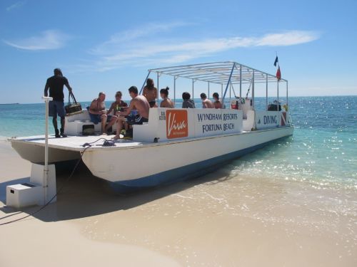 Fortuna Beach Bahamas - catamarano